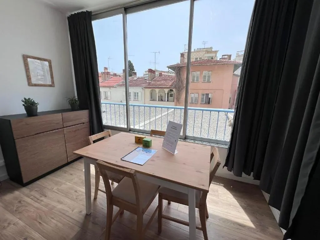 Le Palais Wilson - Apt 4 Prs - 300M Plages - Clim Antibes 0*,